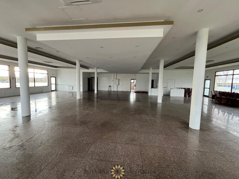 Local commercial - 2 600 m²
