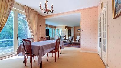 Maison - 245 m² - 10 pièces