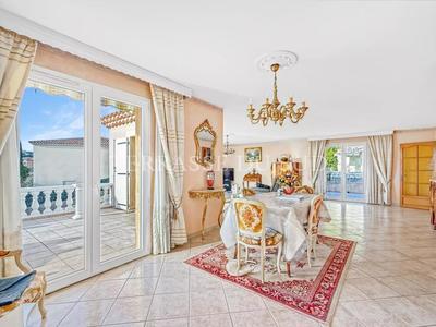 Propriété - 174 m² - 6 pièces