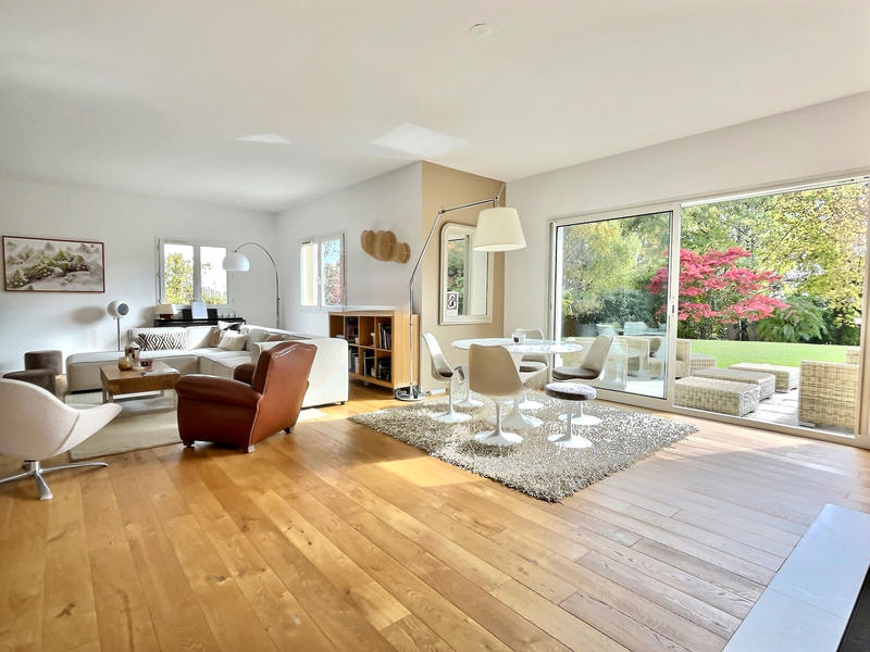 Maison - 230 m² - 7 pièces