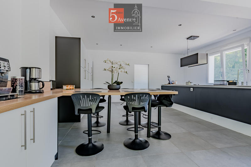 Maison - 450 m² - 9 pièces