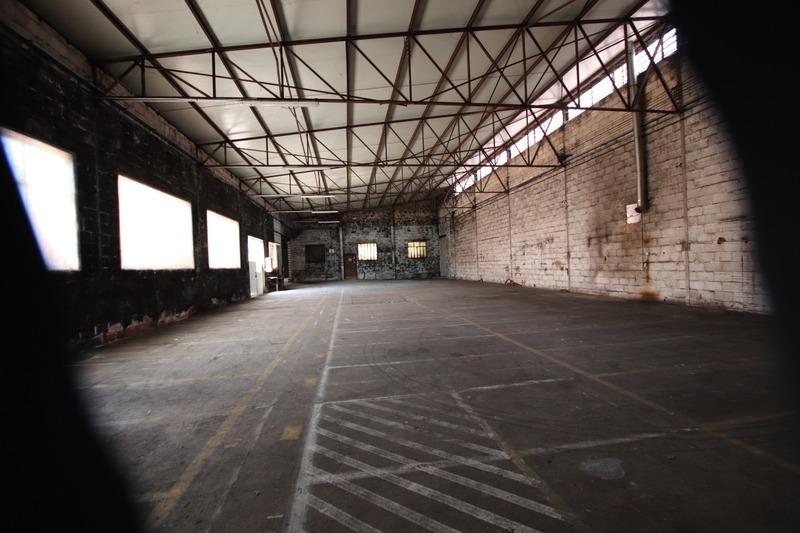 Entrepôt - 1 700 m²