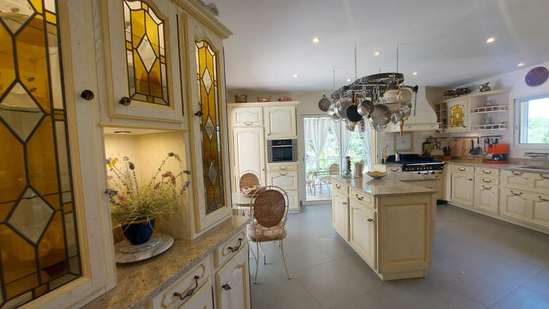 Propriété - 190 m² - 6 pièces