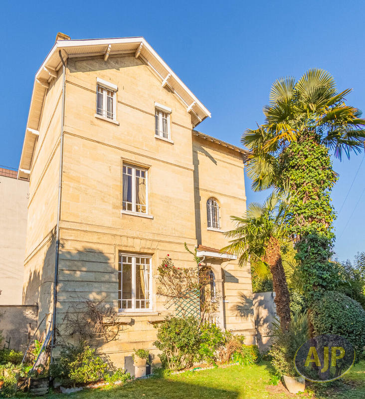 Maison - 207 m² - 10 pièces