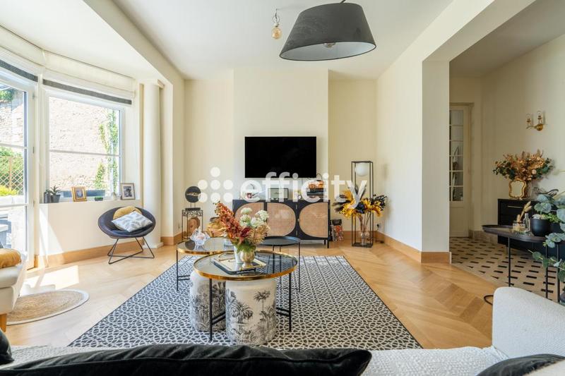 Maison - 330 m² - 9 pièces