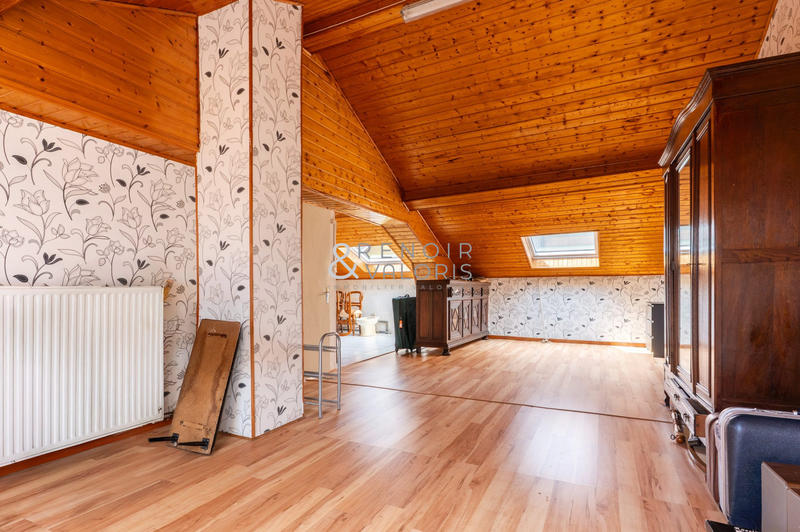 Maison - 239 m² - 8 pièces