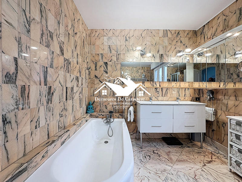 Maison - 230 m² - 9 pièces