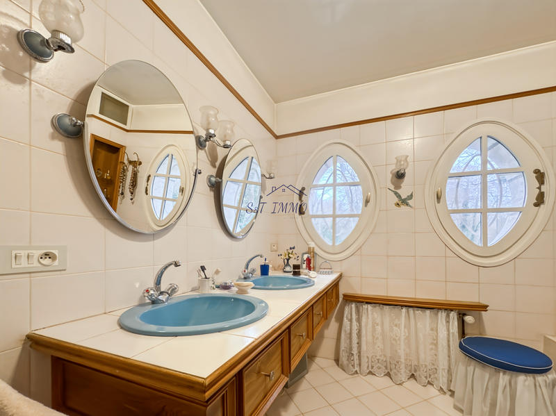 Propriété - 170 m² - 8 pièces