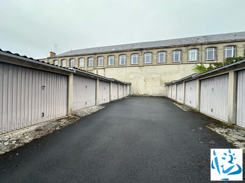 Parking / Garage - 636 m²