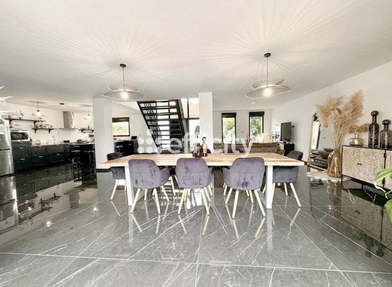 Maison - 212 m² - 7 pièces