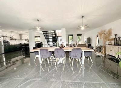 Maison - 212 m² - 7 pièces