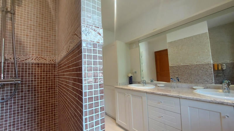 Villa - 285 m² - 6 pièces