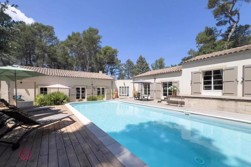 Propriété - 345 m² - 9 pièces