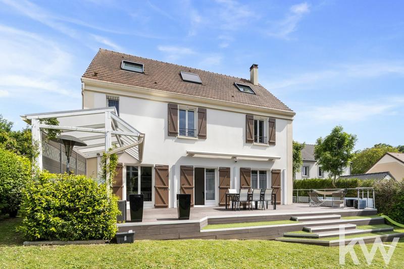 Maison - 212 m² - 9 pièces