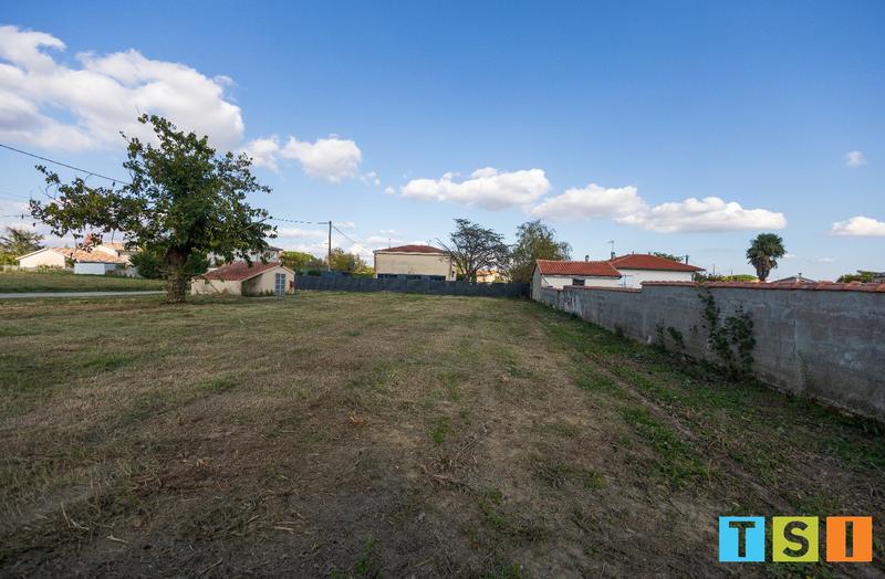 Terrain constructible - 1 080 m²