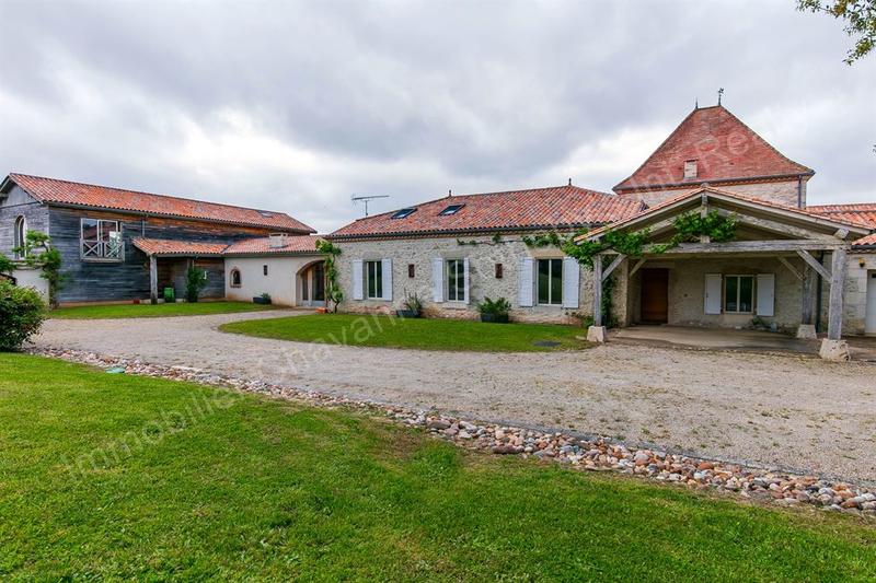 Maison - 850 m² - 10 pièces