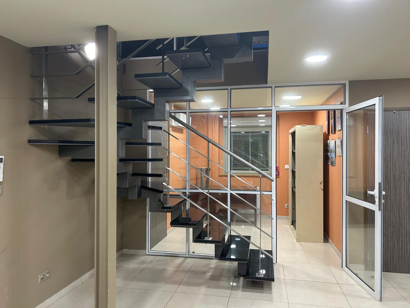 Local commercial - 619 m²