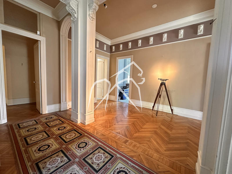 Appartement - 243 m² - 7 pièces