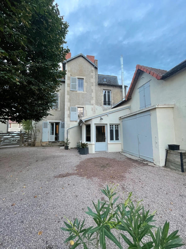 Maison - 239 m² - 9 pièces