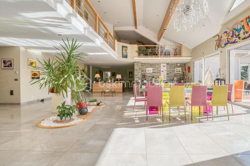 Propriété - 751 m² - 11 pièces