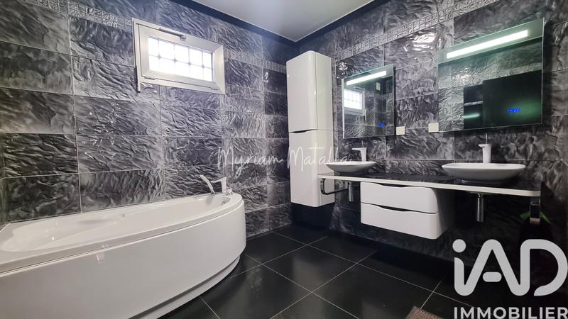 Maison - 220 m² - 8 pièces