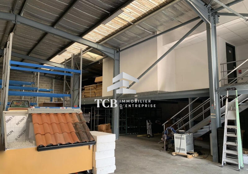 Local d'activités - 1 556 m²