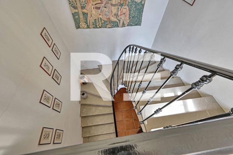 Maison - 285 m² - 8 pièces