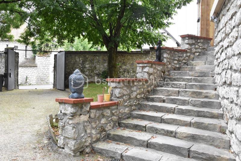 Demeure - 225 m² - 8 pièces