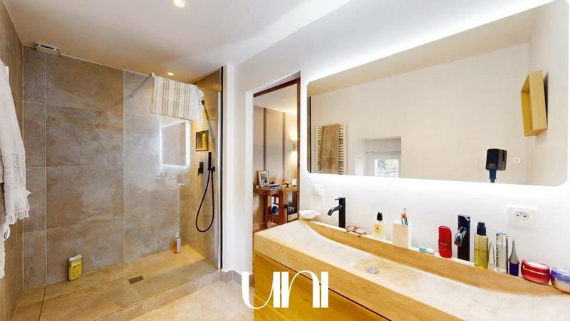 Maison - 210 m² - 6 pièces