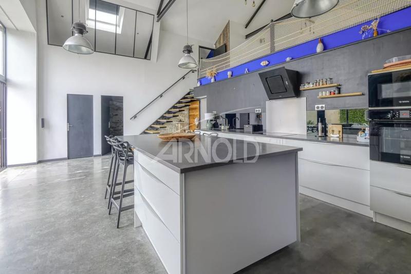 Maison - 220 m² - 9 pièces