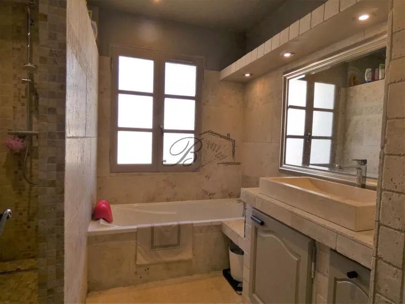 Villa - 215 m² - 8 pièces