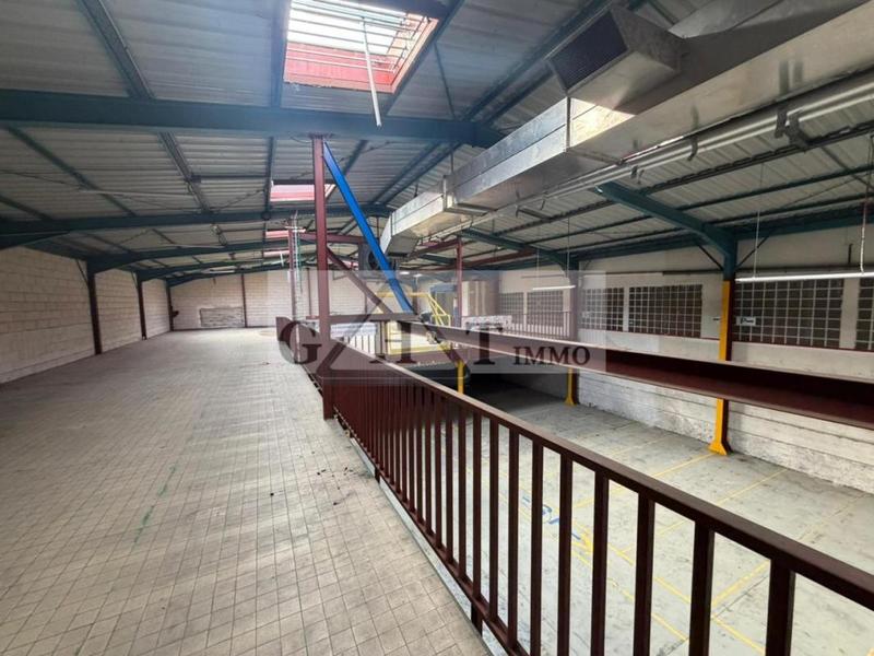 Entrepôt - 1 300 m²