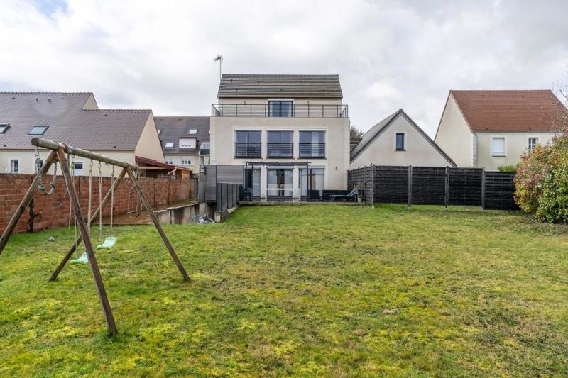 Maison - 225 m² - 8 pièces