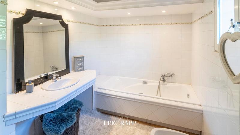 Maison - 222 m² - 7 pièces