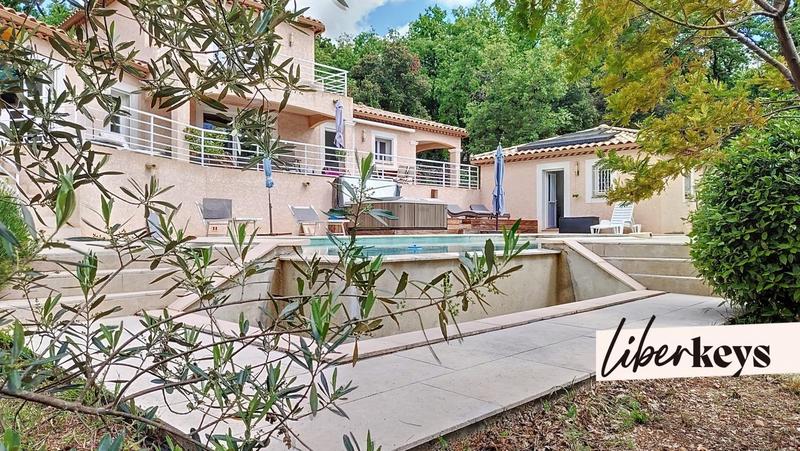 Villa - 239 m² - 6 pièces