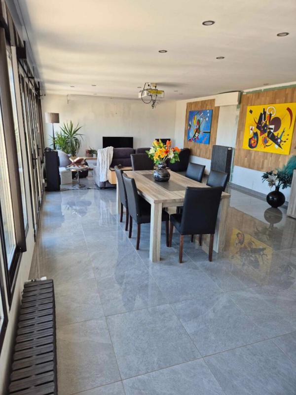 Maison - 250 m² - 6 pièces