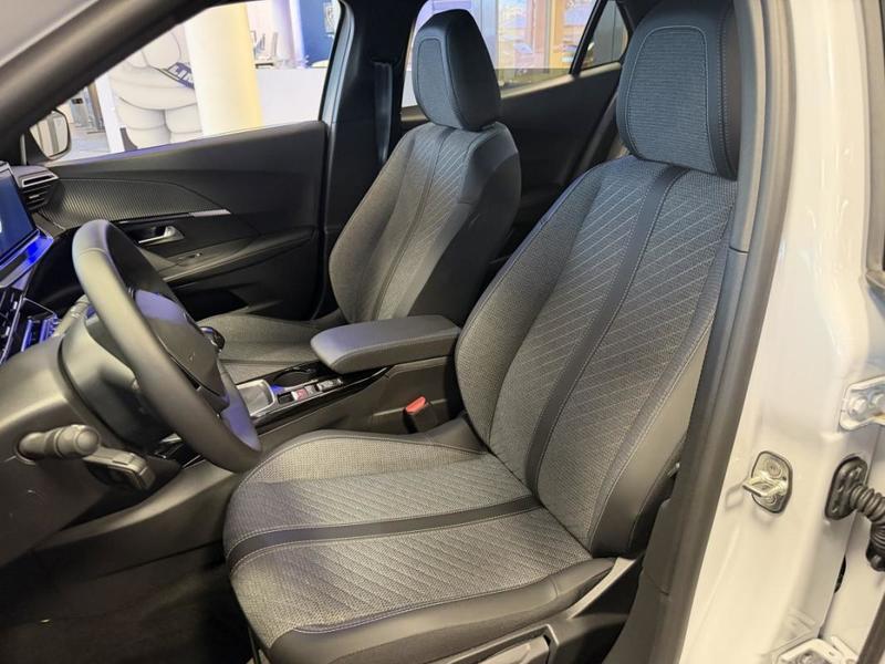 Peugeot 2008 II 100 ch Allure Pack Navigation / Vision 4 983 Km