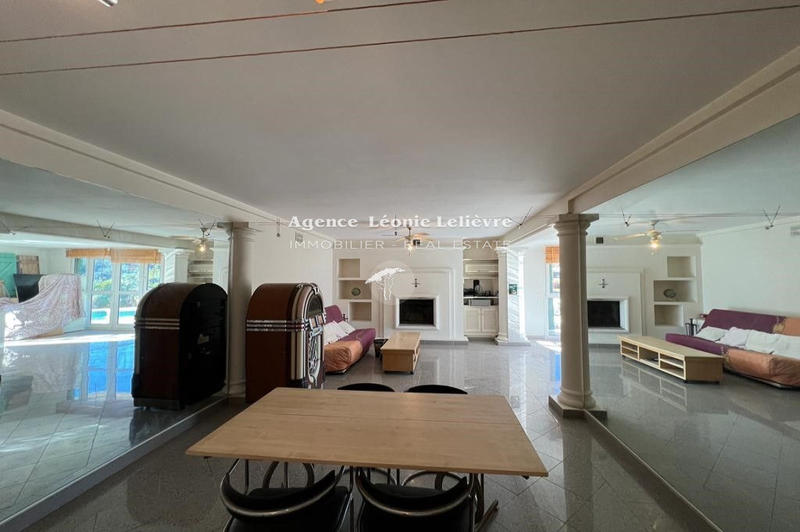 Villa - 340 m² - 10 pièces