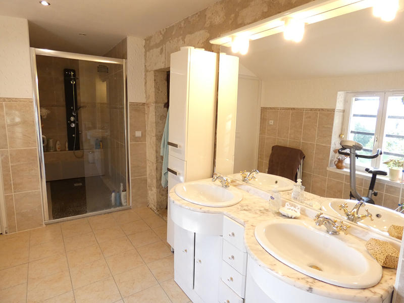 Maison - 220 m² - 9 pièces