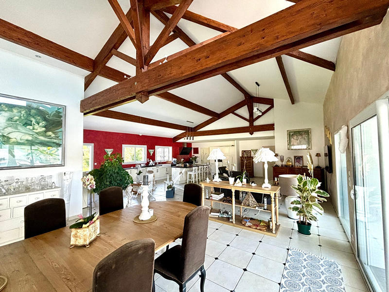 Maison - 270 m² - 6 pièces