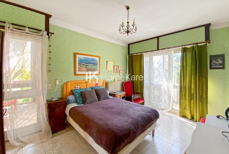 Maison - 270 m² - 9 pièces