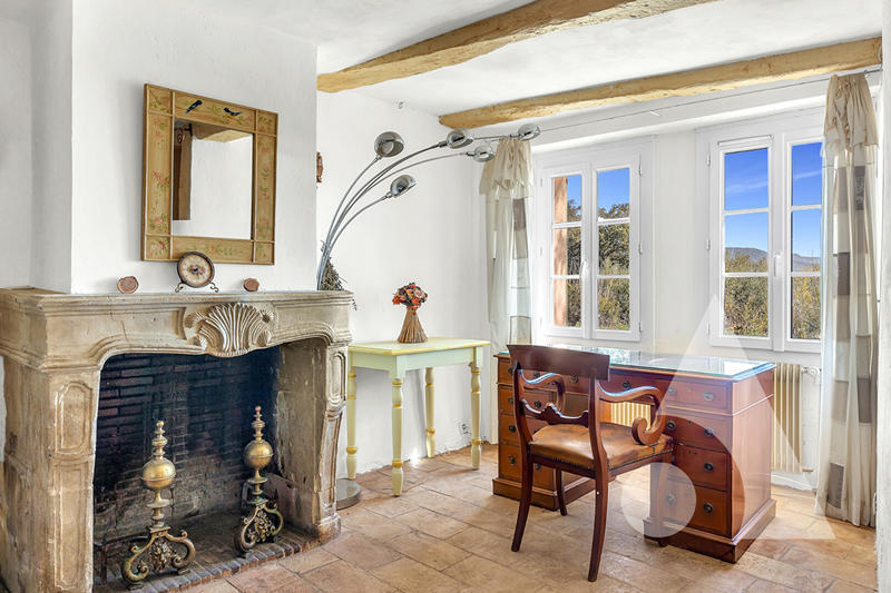 Maison - 640 m² - 18 pièces