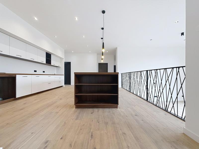 Loft - 142 m² - 5 pièces