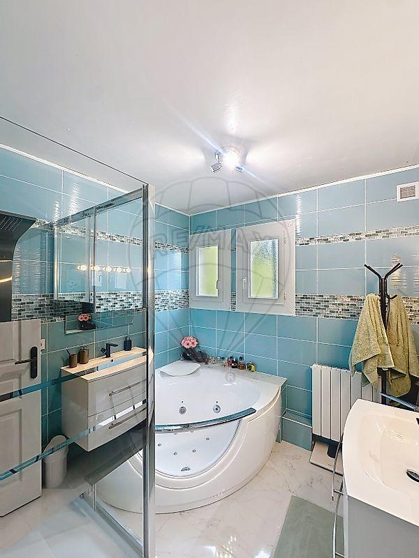 Maison - 204 m² - 8 pièces