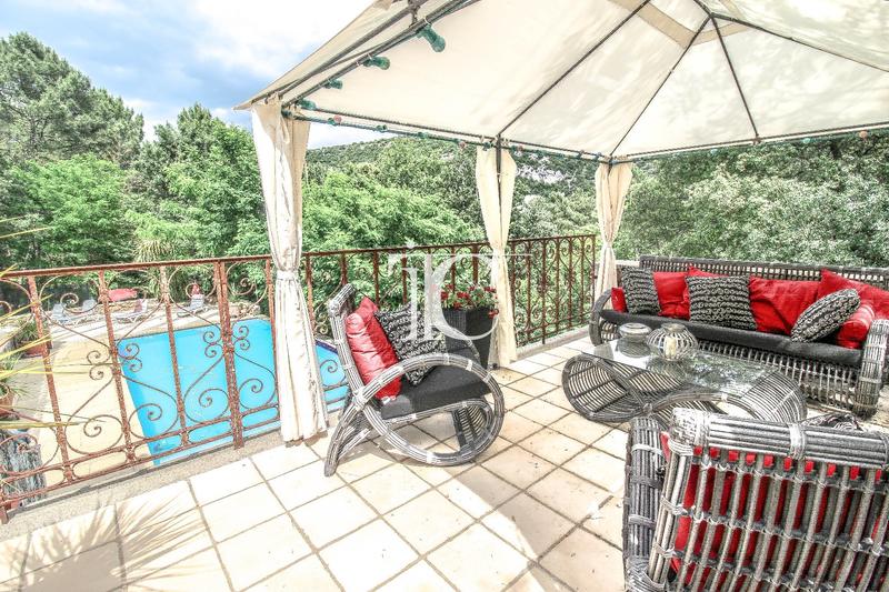 Maison - 241 m² - 8 pièces