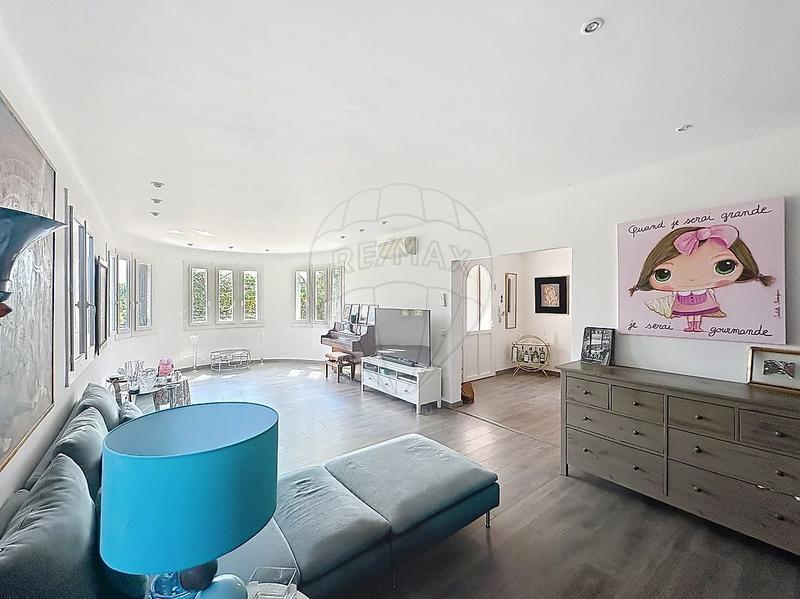 Maison - 220 m² - 8 pièces