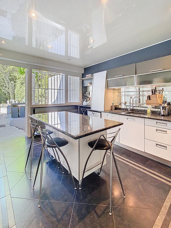 Maison - 345 m² - 15 pièces