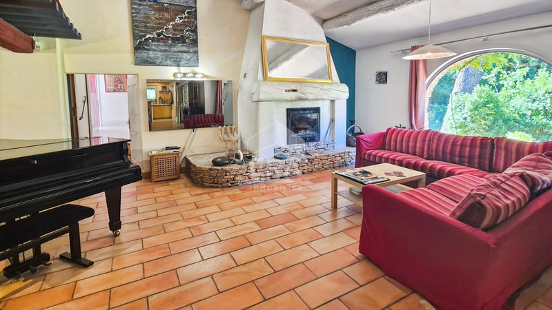 Maison - 270 m² - 9 pièces