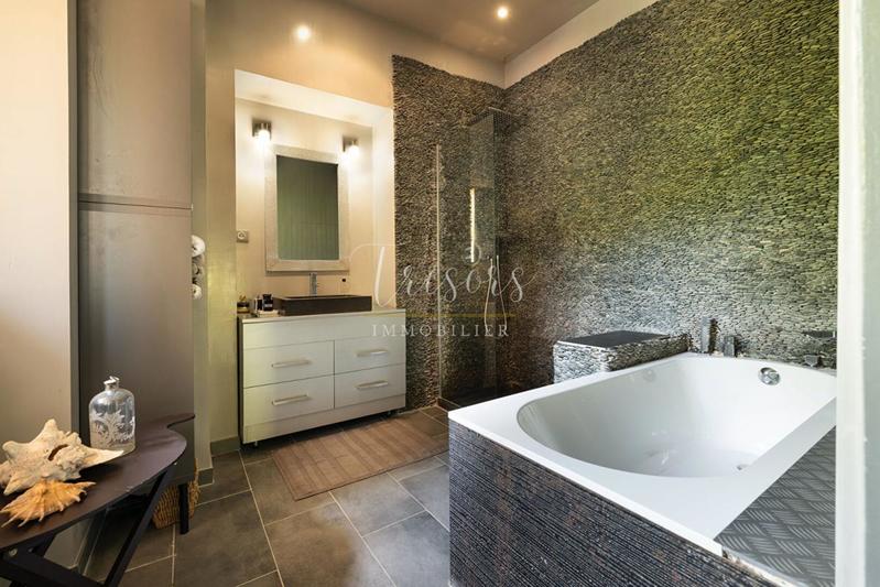 Demeure - 363 m² - 9 pièces