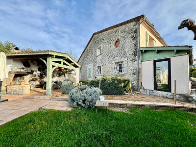 Maison - 221 m² - 8 pièces